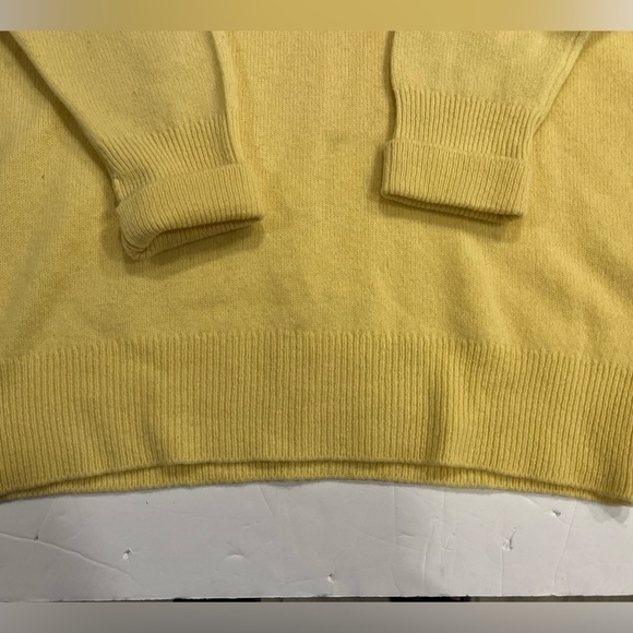 Vintage Women’s Sweater Size L 100% pure Lambs Wool Yellow V Neck Long Sleeves - Picture 7 of 8